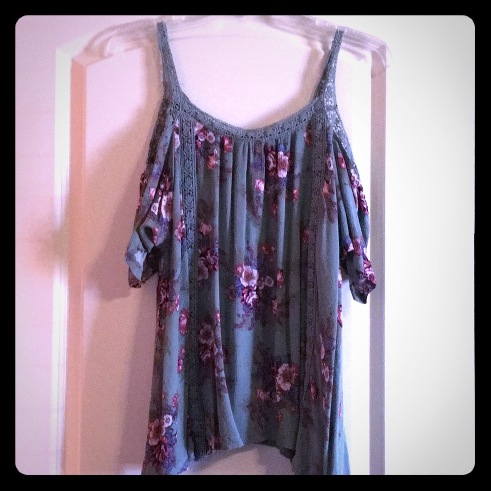Cut out shoulder short sleeve shirt.
